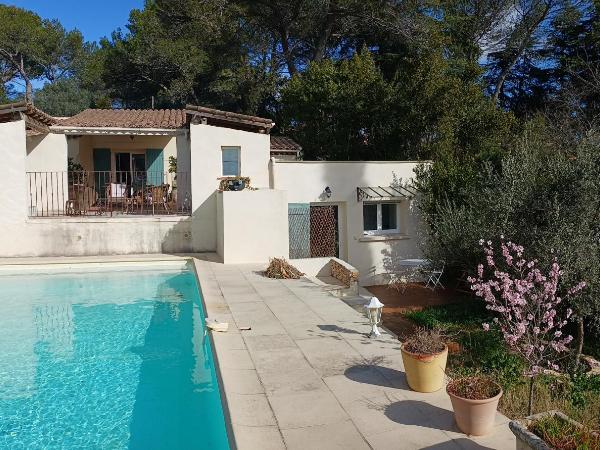 Charmant petit studio avec jardin et piscine : photo 2 de la chambre chambre double - vue sur jardin