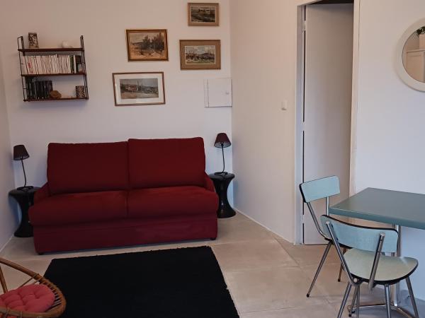 Charmant petit studio avec jardin et piscine : photo 5 de la chambre chambre double - vue sur jardin