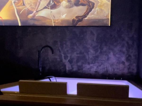 Mas Escala Suites & Spa : photo 9 de la chambre chambre lit queen-size avec baignoire spa