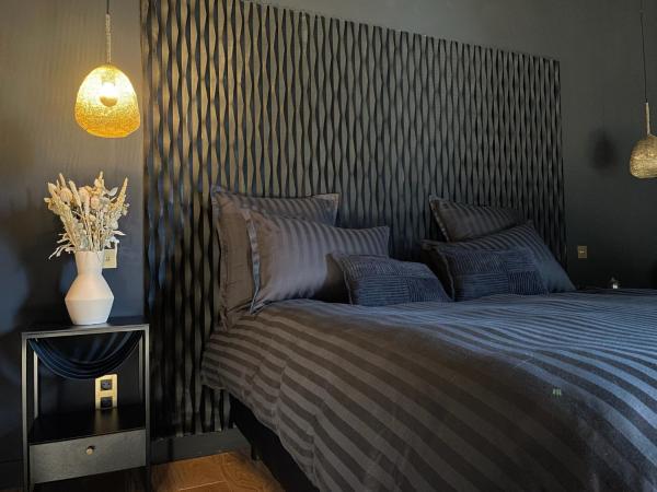 Mas Escala Suites & Spa : photo 2 de la chambre chambre lit queen-size avec baignoire spa