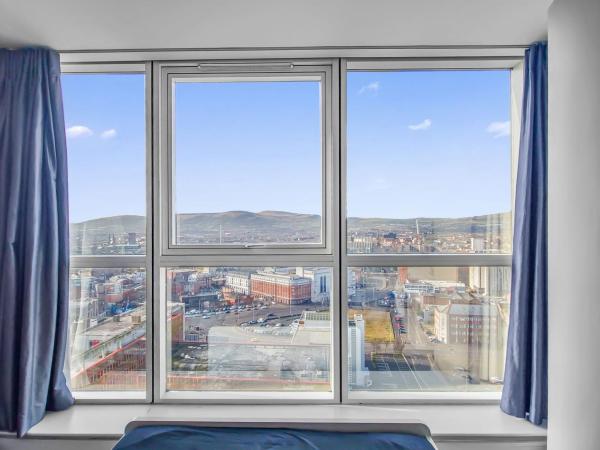 Sky High Ensuite Bedroom in Shared Apartment in Belfast City Centre : photo 1 de la chambre chambre double deluxe - vue sur mer