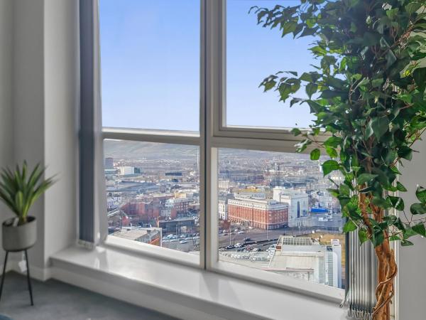 Sky High Ensuite Bedroom in Shared Apartment in Belfast City Centre : photo 5 de la chambre chambre double deluxe - vue sur mer