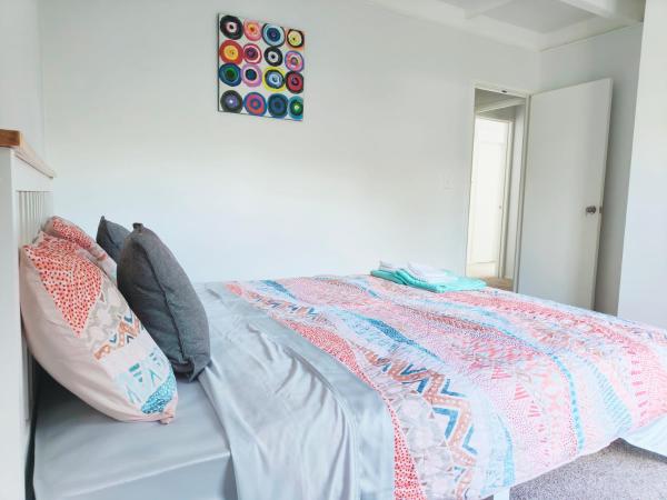 Sunny Cosy Rooms in Auckland Nice Garden Bush View : photo 4 de la chambre chambre lit queen-size avec balcon