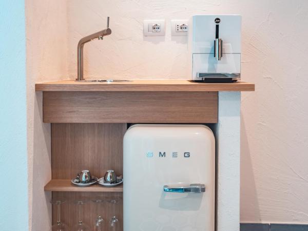 Médousa Bistrot & Suites : photo 1 de la chambre suite deluxe avec lit king-size