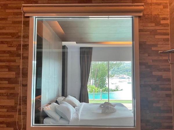 Phi Phi Cliff Beach Resort : photo 3 de la chambre chambre double de luxe avec piscine - vue sur mer