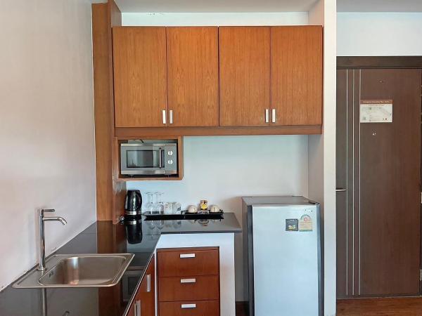 Phi Phi Cliff Beach Resort : photo 6 de la chambre chambre double de luxe avec piscine - vue sur mer