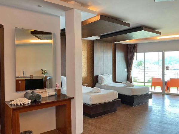 Phi Phi Cliff Beach Resort : photo 2 de la chambre chambre lits jumeaux de luxe avec vue sur mer