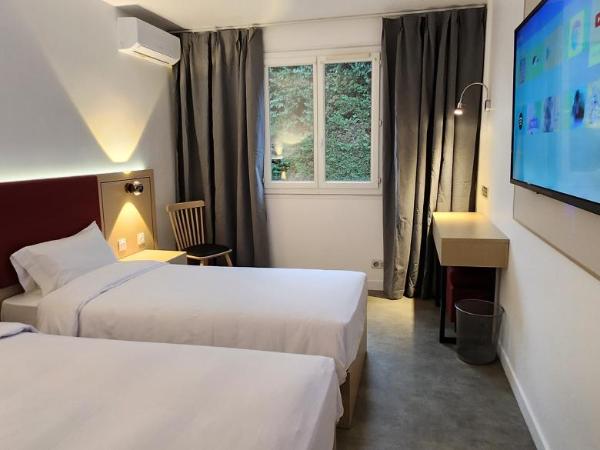 Anaïs Hôtel Bourges Nord Saint-Doulchard : photo 9 de la chambre chambre lits jumeaux pour personnes à mobilité réduite