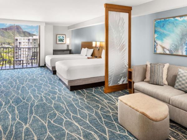 Hyatt Place Waikiki Beach : photo 1 de la chambre specialty queen room with two queen beds with sofa bed and mountain view