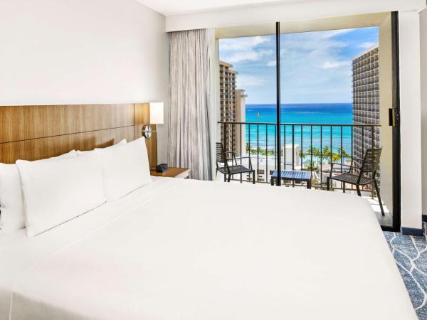 Hyatt Place Waikiki Beach : photo 2 de la chambre chambre lit king-size avec canapé-lit et vue sur la piscine