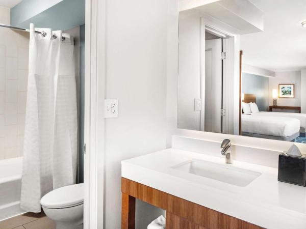 Hyatt Place Waikiki Beach : photo 1 de la chambre specialty queen room with two queen beds with sofa bed and city view