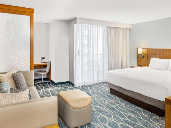 Hyatt Place Waikiki Beach : photo 1 de la chambre specialty king room with sofa bed and city view