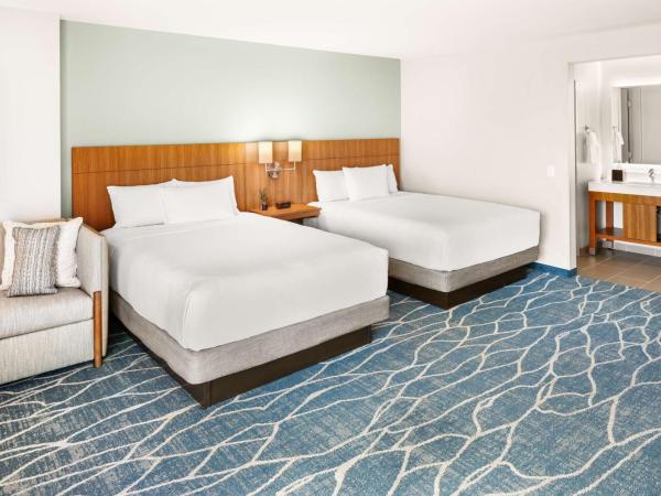 Hyatt Place Waikiki Beach : photo 2 de la chambre specialty queen room with two queen beds with sofa bed and city view
