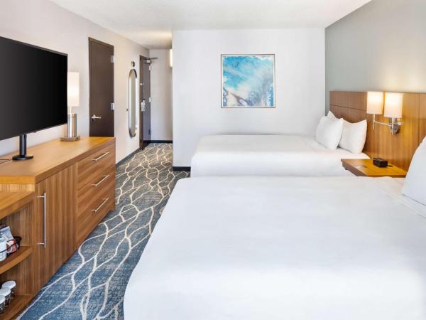 Hyatt Place Waikiki Beach : photo 4 de la chambre chambre avec 2 lits queen-size et canapé-lit - vue sur océan