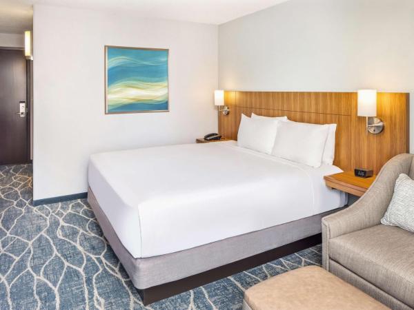 Hyatt Place Waikiki Beach : photo 3 de la chambre chambre lit king-size avec canapé-lit - vue sur ville