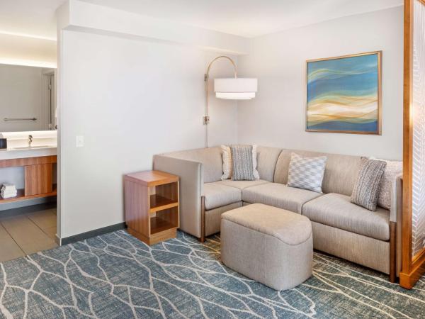 Hyatt Place Waikiki Beach : photo 2 de la chambre specialty king room with sofa bed and city view