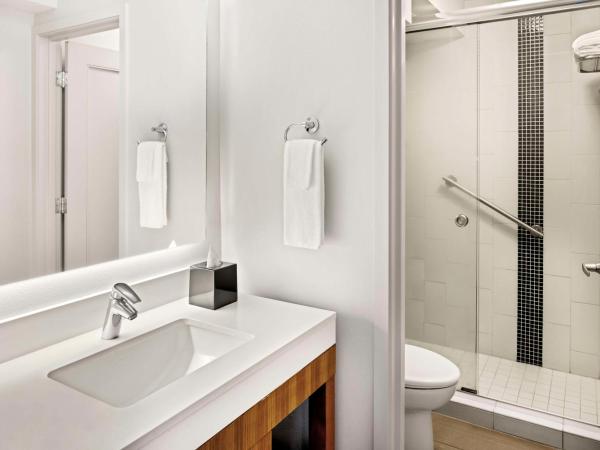 Hyatt Place Waikiki Beach : photo 4 de la chambre chambre lit king-size avec canapé-lit - vue sur ville