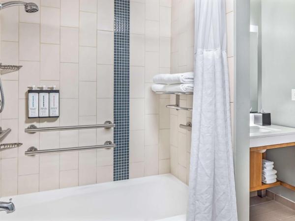 Hyatt Place Waikiki Beach : photo 1 de la chambre queen room with two queen beds with sofa bed, city view and tub - disability access