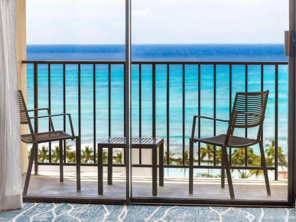 Hyatt Place Waikiki Beach : photo 5 de la chambre specialty king room with sofa bed and ocean view
