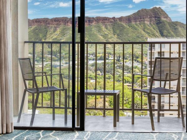 Hyatt Place Waikiki Beach : photo 4 de la chambre specialty king room with sofa bed and mountain view