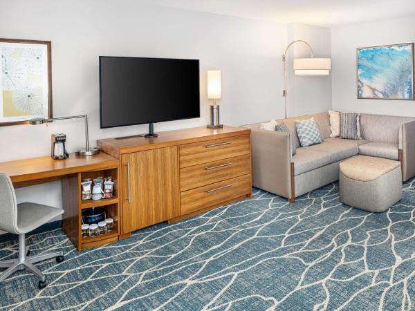 Hyatt Place Waikiki Beach : photo 4 de la chambre specialty king room with sofa bed and city view