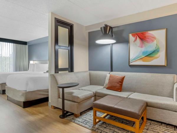 Hyatt Place Houston-North : photo 2 de la chambre chambre avec 2 lits doubles et canapé-lit