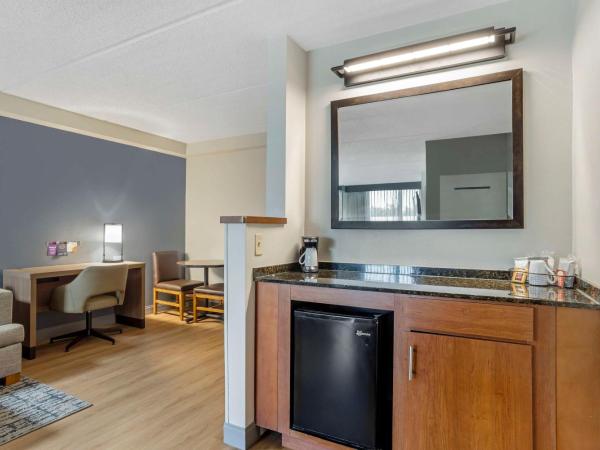 Hyatt Place Houston-North : photo 3 de la chambre chambre avec 2 lits doubles et canapé-lit