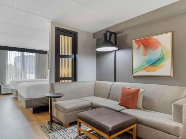 Hyatt Place Houston-North : photo 6 de la chambre chambre avec 2 lits doubles et canapé-lit