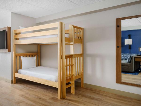 Hyatt Place across from Universal Orlando Resort : photo 2 de la chambre queen room with two queen beds, sofa bed and bunk beds