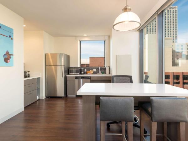 Hyatt House Denver/Downtown : photo 1 de la chambre suite 1 chambre lit king-size avec baignoire accessible aux personnes à mobilité réduite - adaptée aux personnes à mobilité réduite