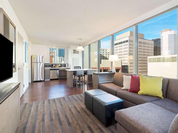 Hyatt House Denver/Downtown : photo 4 de la chambre suite 1 chambre lit king-size avec baignoire accessible aux personnes à mobilité réduite - adaptée aux personnes à mobilité réduite