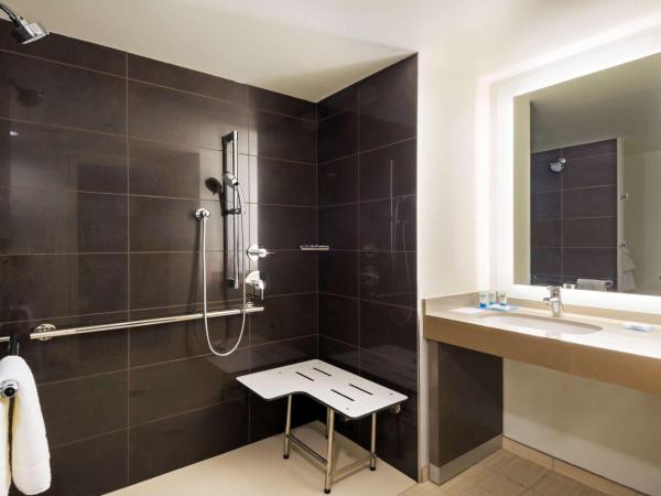 Hyatt House Denver/Downtown : photo 4 de la chambre chambre lit king-size avec douche accessible en fauteuil roulant - adaptée aux personnes à mobilité réduite