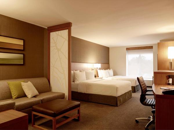Hyatt Place Arlington Courthouse : photo 3 de la chambre queen room with two queen beds, sofa bed and accessible tub
