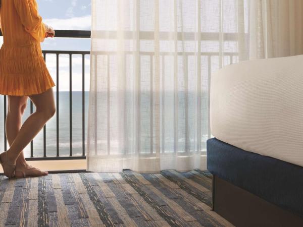 Hyatt House Virginia Beach / Oceanfront : photo 3 de la chambre suite 1 chambre côté océan avec 2 lits queen-size et baignoire accessible aux personnes à mobilité réduite