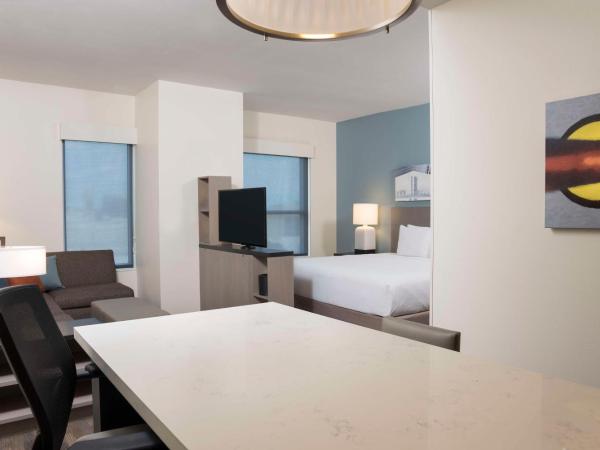 Hyatt House Austin/Downtown : photo 2 de la chambre studio lit king-size avec cuisine