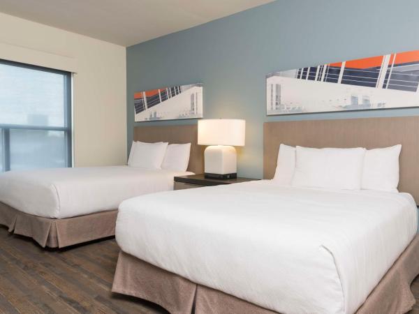 Hyatt House Austin/Downtown : photo 3 de la chambre studio suite with two queen beds, sofa bed and kitchen