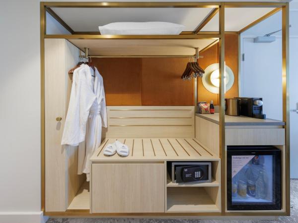 Amora Hotel Brisbane : photo 3 de la chambre amora premier king balcony with complimentary minibar and free wi-fi