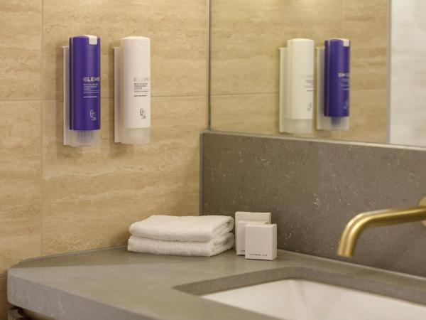 Amora Hotel Brisbane : photo 2 de la chambre amora premier king balcony with complimentary minibar and free wi-fi