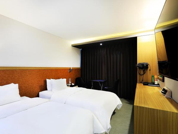 CS Avenue Tourist Hotel : photo 1 de la chambre chambre double ou lits jumeaux avec salle de bains privative externe