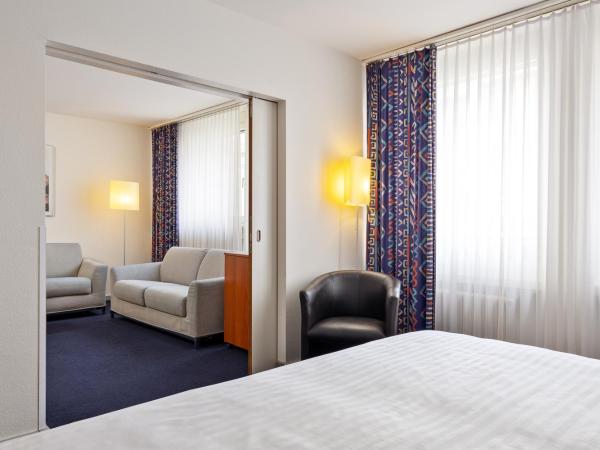 Merian Basel - Self Check-in : photo 1 de la chambre chambre familiale - vue sur ville