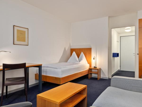 Merian Basel - Self Check-in : photo 2 de la chambre chambre simple avec canapé-lit