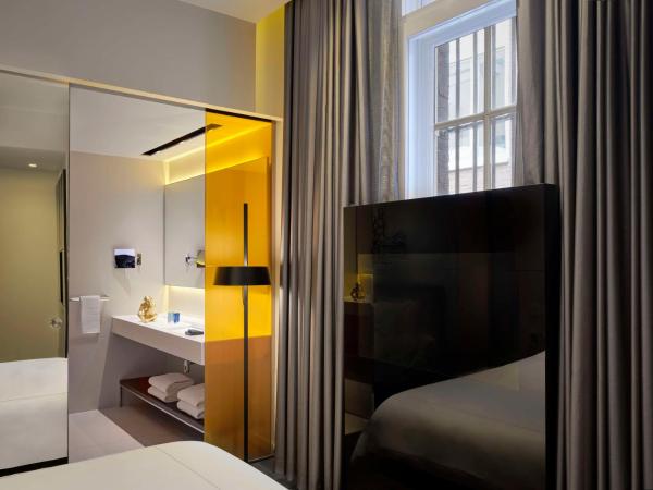 art'otel amsterdam, Powered by Radisson Hotels : photo 6 de la chambre chambre lit king-size art