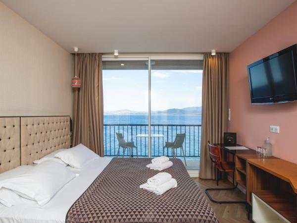 Hotel La Pietra Restaurant & Spa : photo 3 de la chambre chambre privilège avec terrasse - vue sur mer