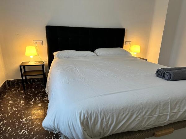 Turia Rooms Valencia : photo 2 de la chambre chambre double avec salle de bains commune