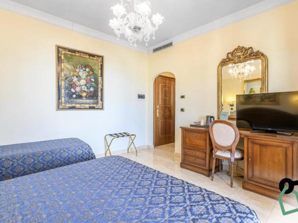 HOTIDAY Hotel Olbia : photo 6 de la chambre chambre double ou lits jumeaux avec lit d'appoint