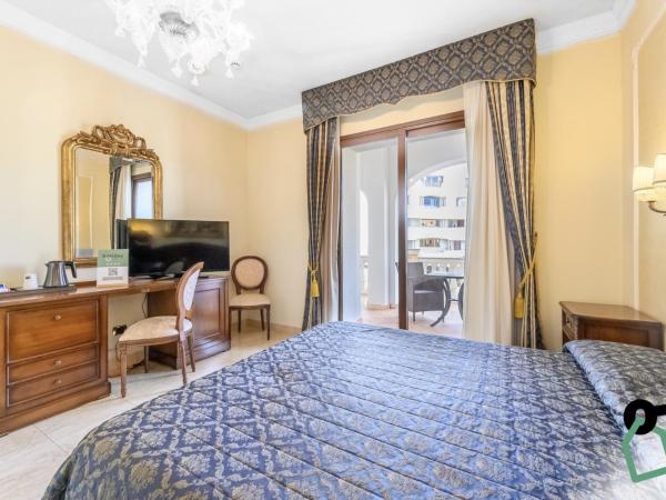 HOTIDAY Hotel Olbia : photo 5 de la chambre chambre double ou lits jumeaux avec lit d'appoint