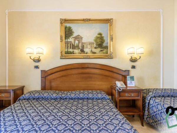 HOTIDAY Hotel Olbia : photo 4 de la chambre chambre double ou lits jumeaux avec lit d'appoint