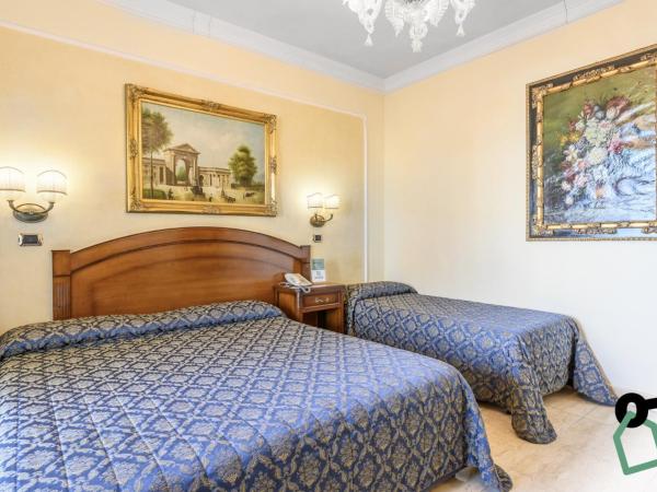 HOTIDAY Hotel Olbia : photo 3 de la chambre chambre double ou lits jumeaux avec lit d'appoint