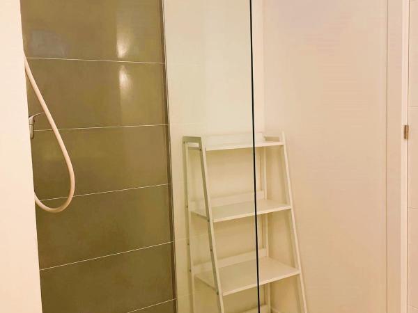 COLLECTION PORT - B&B Boutique , Alicante Center : photo 7 de la chambre chambre lits jumeaux avec salle de bains