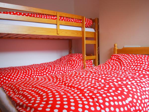 Clift Guest House : photo 3 de la chambre chambre triple avec salle de bains commune